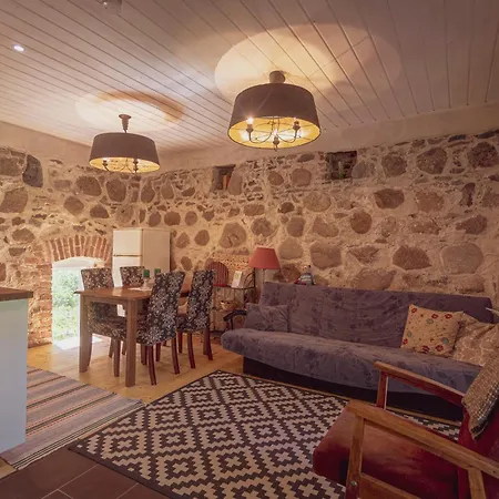Cousy Historical House With Sauna And Hot Tube Vakantiehuis